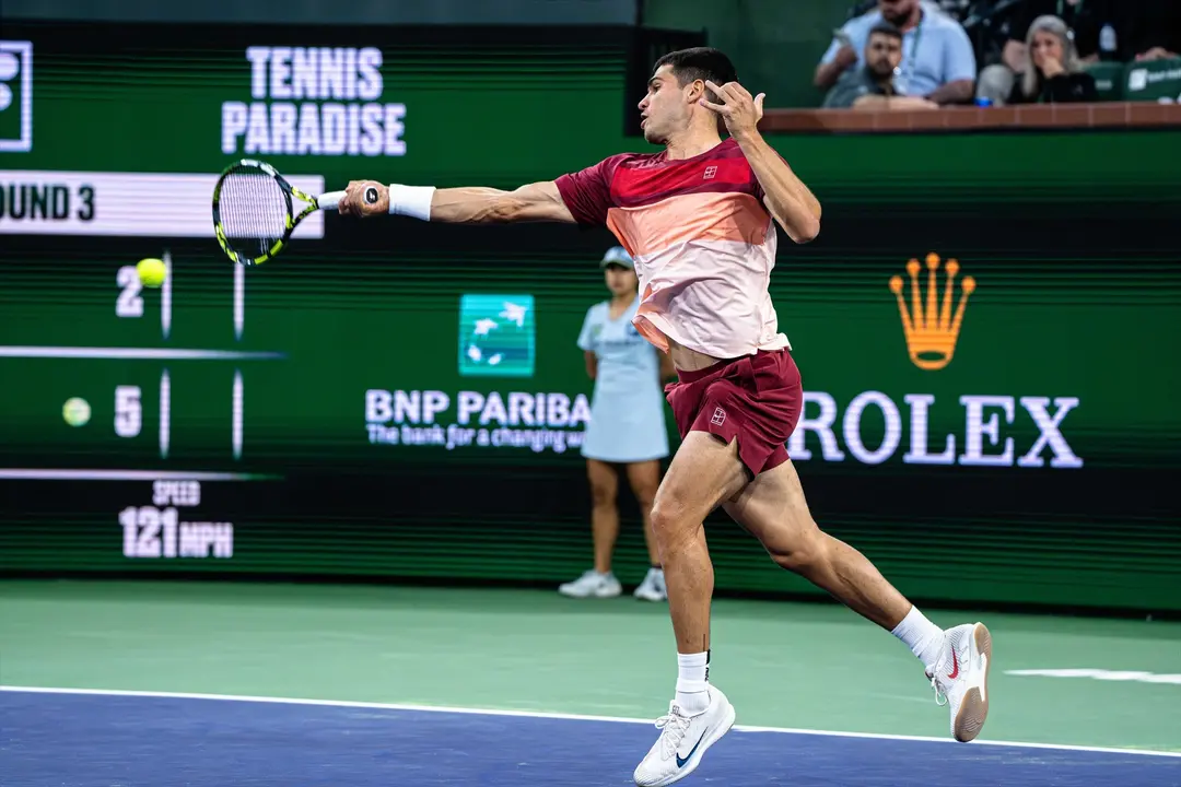 Carlos Alcaraz durante su partido en Indian Wells. / Tristan Lapierre