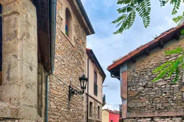 Una de las calles de Molleda, en Cantabria. / A.S.