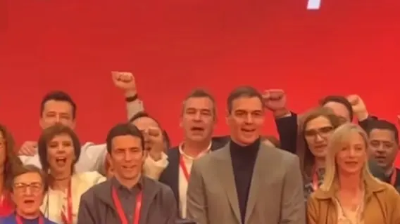 Pedro S&aacute;nchez y su s&eacute;quito rindiendo tributo al pasado m&aacute;s oscuro: el PSOE entona La Internacional con el pu&ntilde;o en alto, homenajeando el legado de los reg&iacute;menes comunistas.