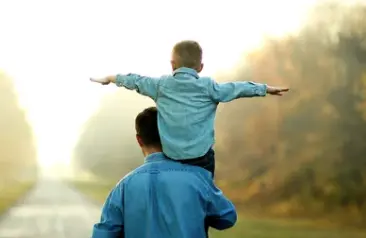 Un ni&ntilde;o disfruta de tiempo con su padre. / A.S.