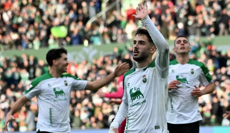 Andr&eacute;s Mart&iacute;n celebra su gol en El Sardinero tras completar la remontada del Racing ante el CD Tenerife. / LaLigaHypermotion