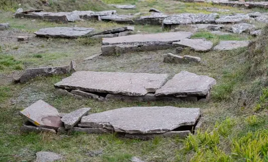 Tumbas medievales, el yacimiento arqueol&oacute;gico Cant&aacute;brico-Romano de Camesa-Rebolledo. / A.S.