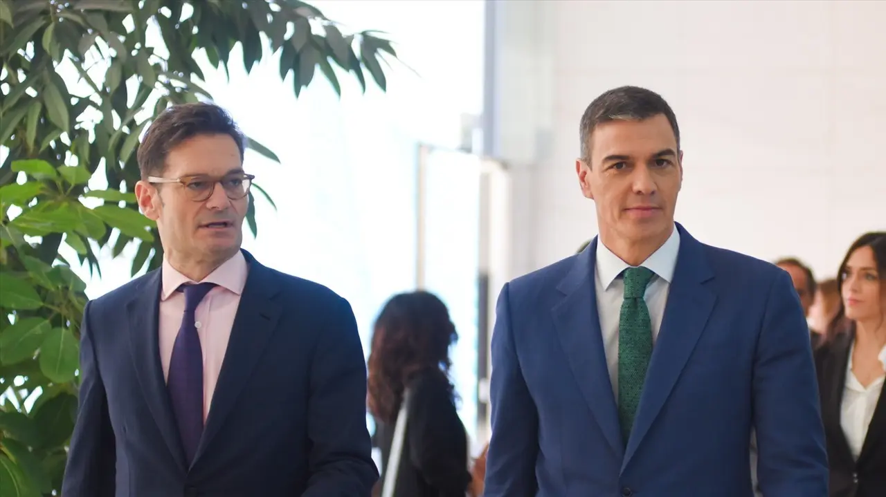 El presidente de Prisa, Joseph Oughourlian y el presidente del gobierno, Pedro S&aacute;nchez. / Alberto Paredes
