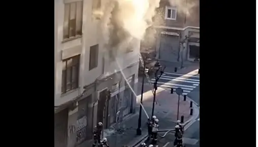 Los bomberos sofocan el fuego. / X