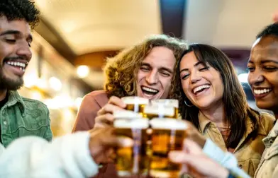 Varias personas disfrutan de una cerveza. / A.S.