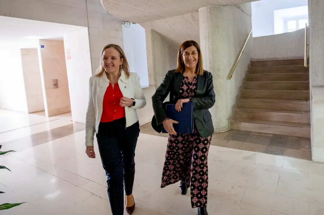 Isabel Urrutia y Mar&iacute;a Jos&eacute; Sa&eacute;nz de Buruaga, antes de entrar a la sesi&oacute;n parlamentaria. / A.E.