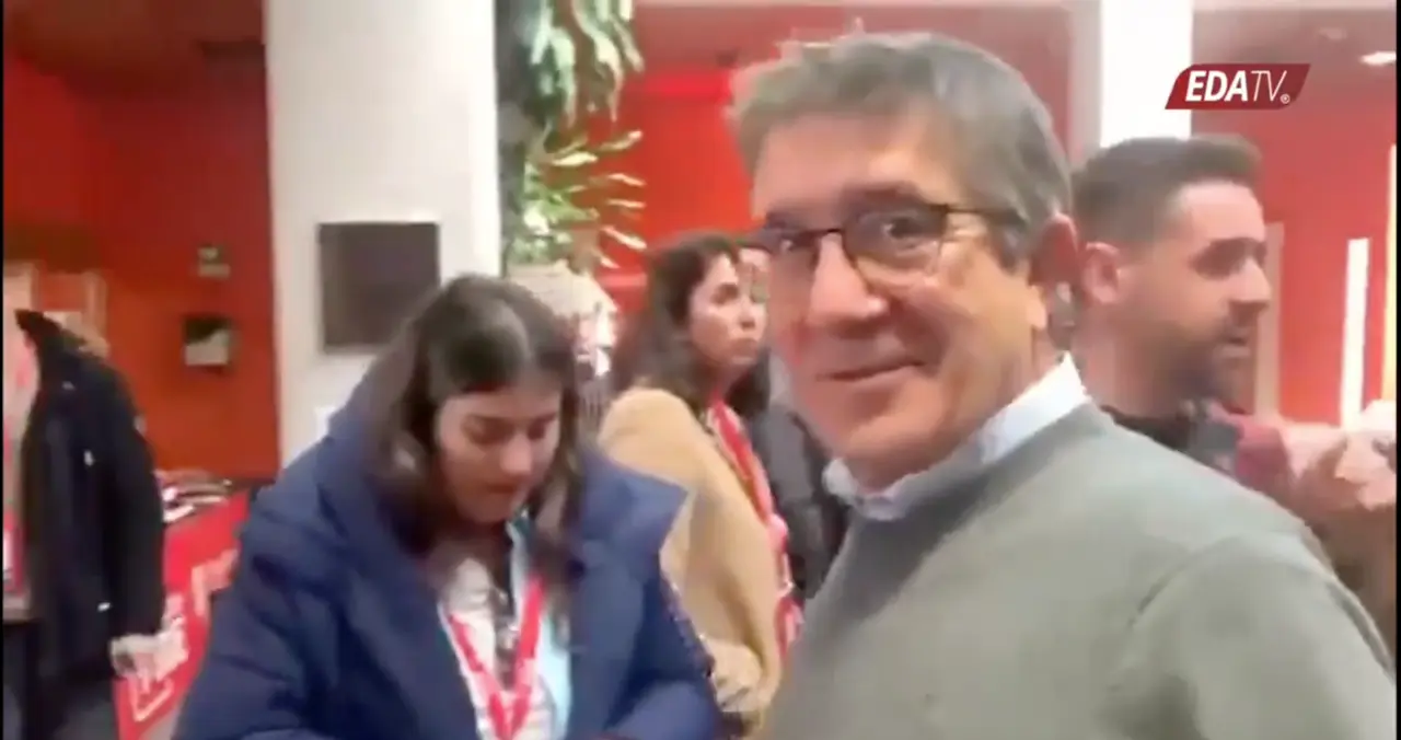 Patxi L&oacute;pez en el momento en el que un hombre le increpa en Cantabria. / X