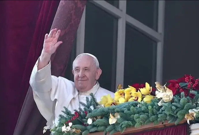 El papa Francisco saluda desde una estancia del vaticano, tras la misa dominical. / x