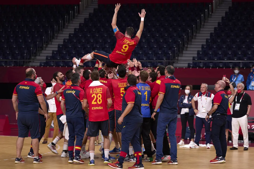 Ra&uacute;l Entrerr&iacute;os, manteado por sus compa&ntilde;eros de la selecci&oacute;n espa&ntilde;ola de balonmano. / EP