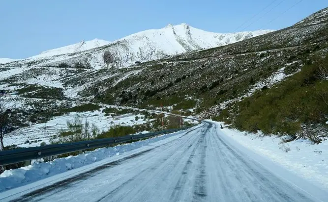 Carretera que atraviesa el Puerto de Lunada, en Cantabria. / A.E.
