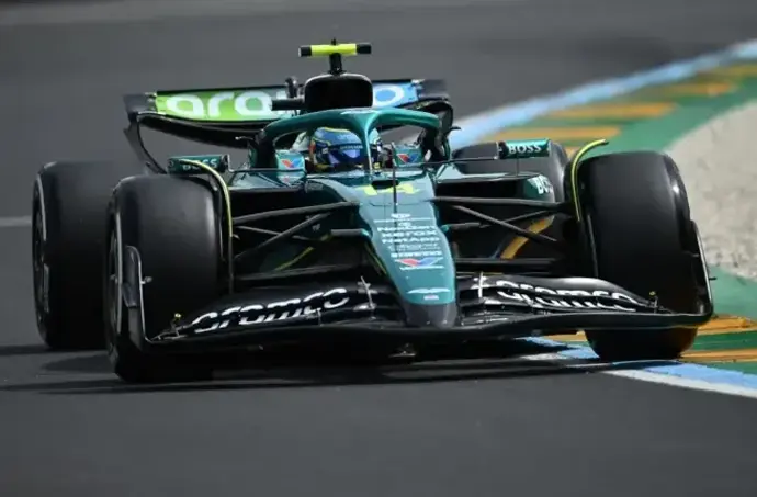 El piloto asturiano, Fernando Alonso, sobre el nuevo AMR25. / x