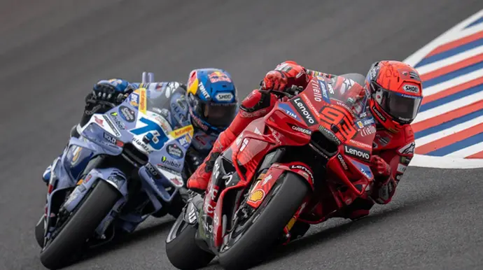Los pilotos &Aacute;lex M&aacute;rquez y Marc M&aacute;rquez, en el circuito de Argentina. / x