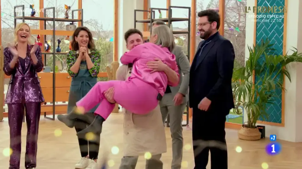 Pol Espargaró aupando a Eva Arguiñano, en 'Bake Off' / RTVE