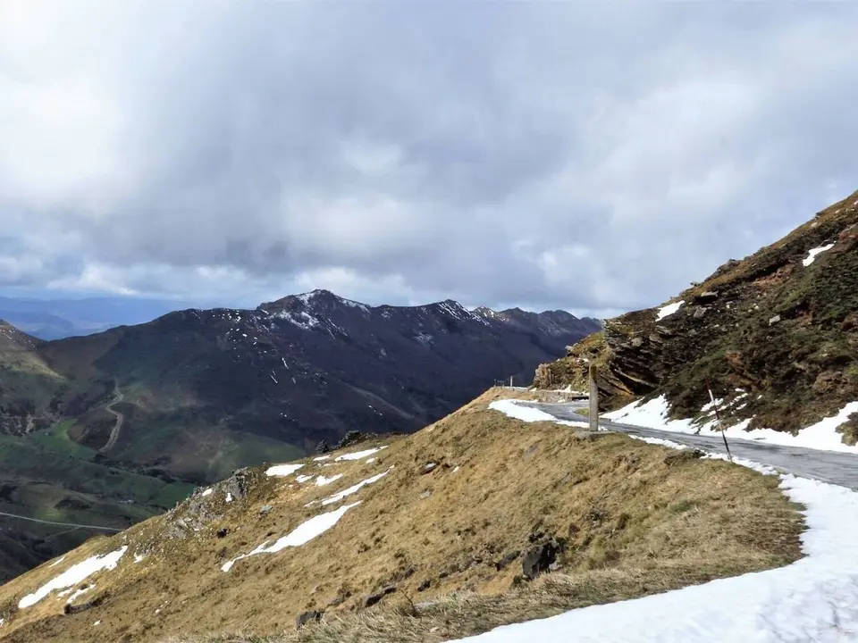 Carretera del Puerto de Lunada (CA-643), una v&iacute;a de alta monta&ntilde;a con tramos peligrosos y sin quitamiedos, cuya mejora estaba proyectada pero nunca ejecutada por el anterior Gobierno PRC-PSOE.
