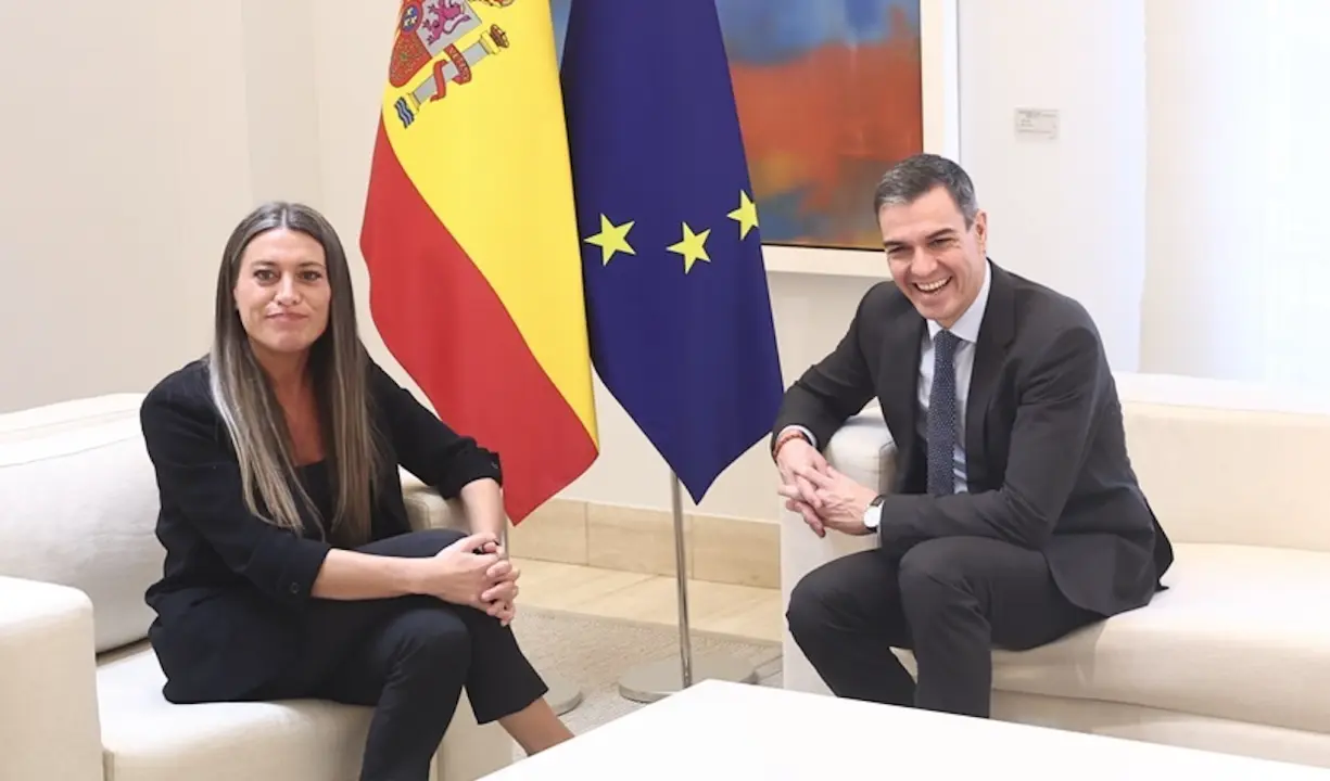 El presidente del Gobierno, Pedro S&aacute;nchez, junto a Miriam Nogueras, portavoz de Junts, durante una reuni&oacute;n sobre el acuerdo para la redistribuci&oacute;n de menores extranjeros no acompa&ntilde;ados. / E.P.