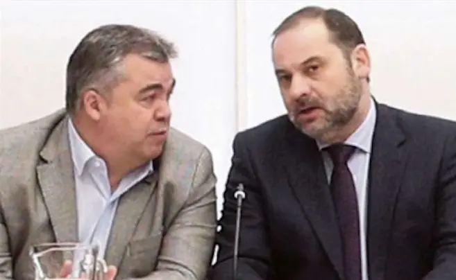 El secretario de Organizaci&oacute;n del PSOE, Santos Cerd&aacute;n (izquierda), y el exministro Jos&eacute; Luis &Aacute;balos en una imagen de archivo. / ARCHIVO