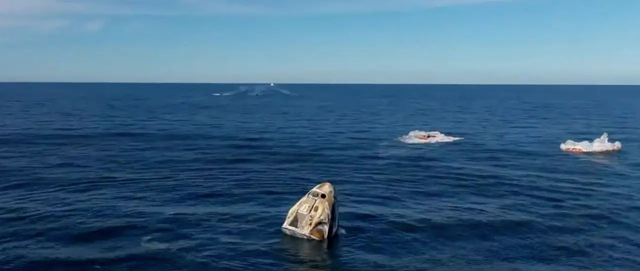 Los astronautas llegan a la tierra. / X