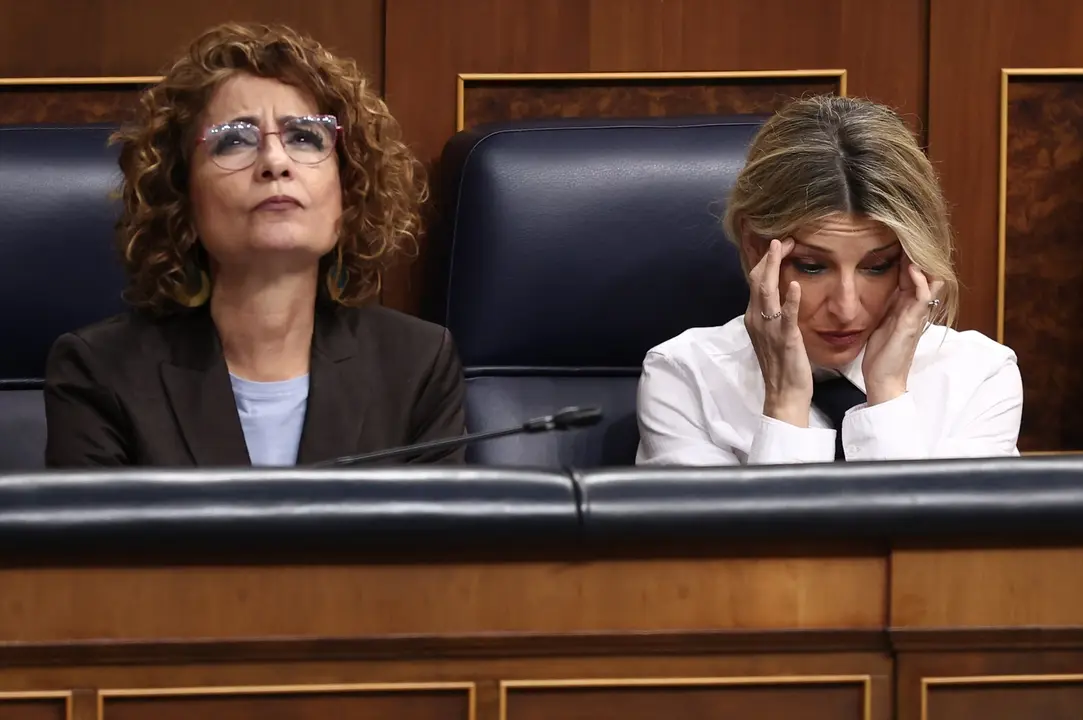 La vicepresidenta primera y ministra de Hacienda, Mar&iacute;a Jes&uacute;s Montero (i) y la vicepresidenta segunda y ministra de Trabajo, Yolanda D&iacute;az (d), durante una sesi&oacute;n de control al Gobierno. / Eduardo Parra
