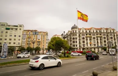 Varios veh&iacute;culos circulan por las carreteras de Cantabria. / A.S.