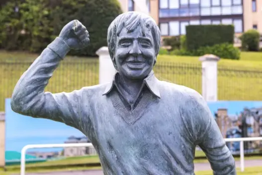 Estatua del golfista c&aacute;ntabro, Severiano Ballesteros, en Pedre&ntilde;a. / A.S.