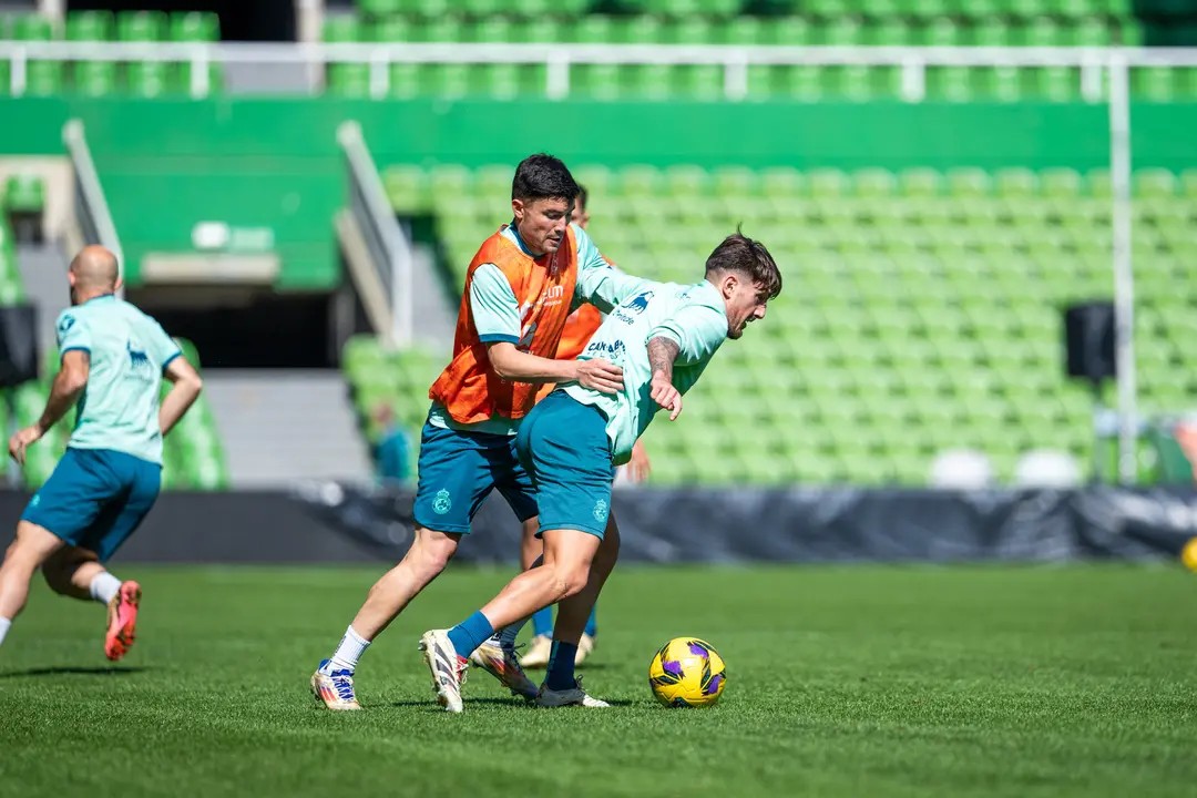 Aldasoro y Vencedor luchan por un bal&oacute;n en un entrenamiento. / RRC