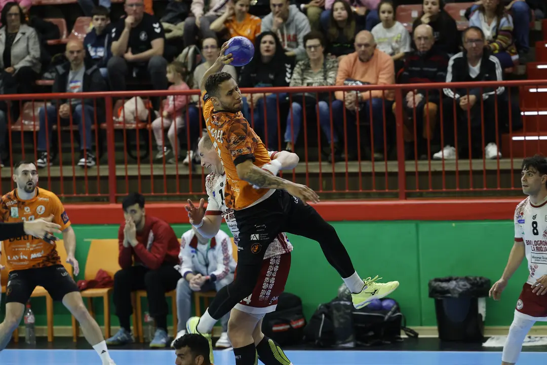 Guilherme Linhares durante el partido de ayer en el Trueba. / BM Torrelavega