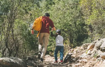 Padre e hijo paseando en la naturaleza. / A.S.