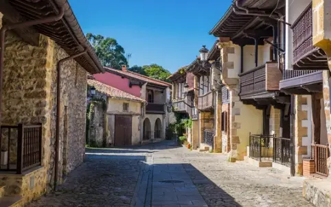Calle Mayor, Ruiloba, en la costa Occidental de Cantabria. / A.S.