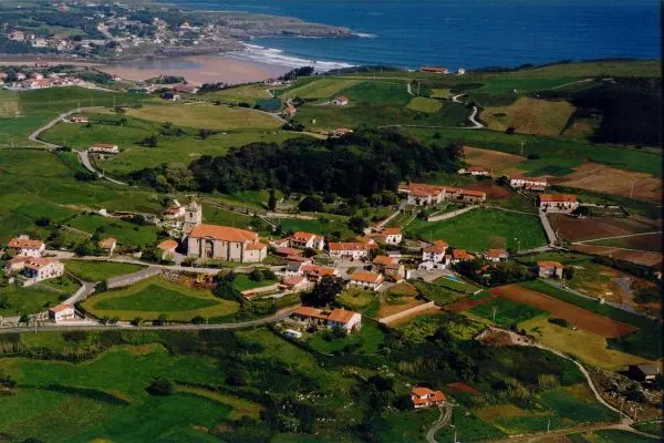 Vista a&eacute;rea de Isla, Cantabria. / T.C.