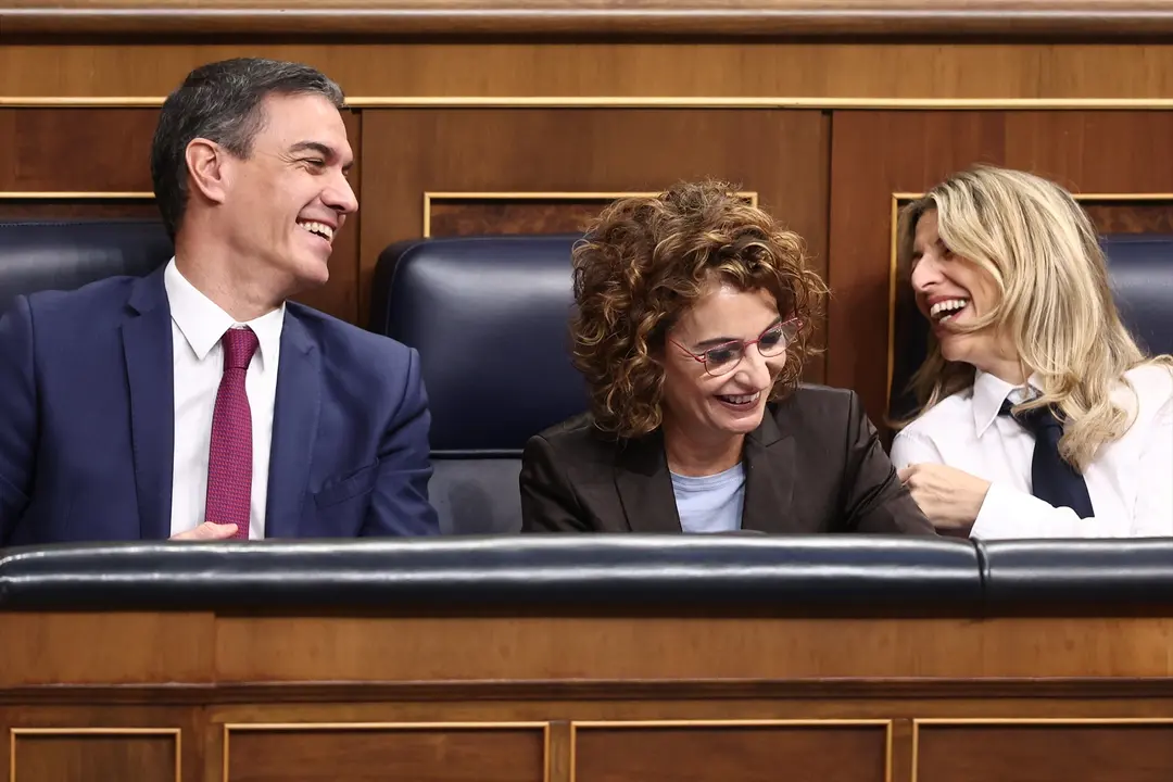 (I-D) El presidente del Gobierno, Pedro S&aacute;nchez; la vicepresidenta primera y ministra de Hacienda, Mar&iacute;a Jes&uacute;s Montero y la vicepresidenta segunda y ministra de Trabajo, Yolanda D&iacute;az, durante una sesi&oacute;n de control al Gobierno. / Eduardo Parra