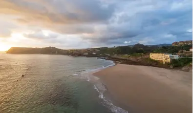 Vista a&eacute;rea de la playa de Comillas. / A.S.