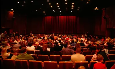 Varias personas a punto de disfrutar de un espect&aacute;culo. / A.S.