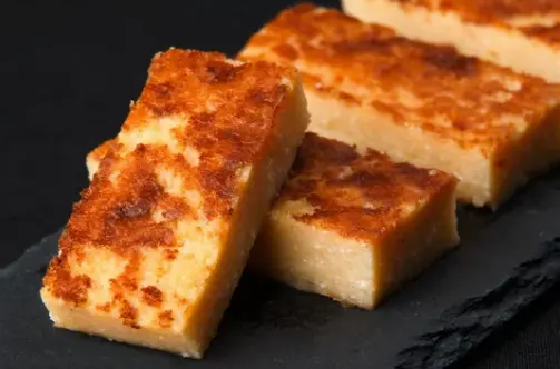 Varios trozos de uno de los dulces t&iacute;picos de Cantabria. /. A.S.