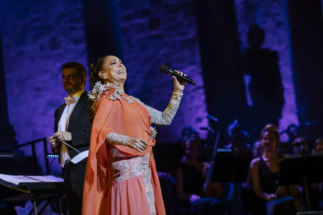 Isabel Pantoja durante su actuaci&oacute;n en el Teatro Romano de M&eacute;rida. / EP