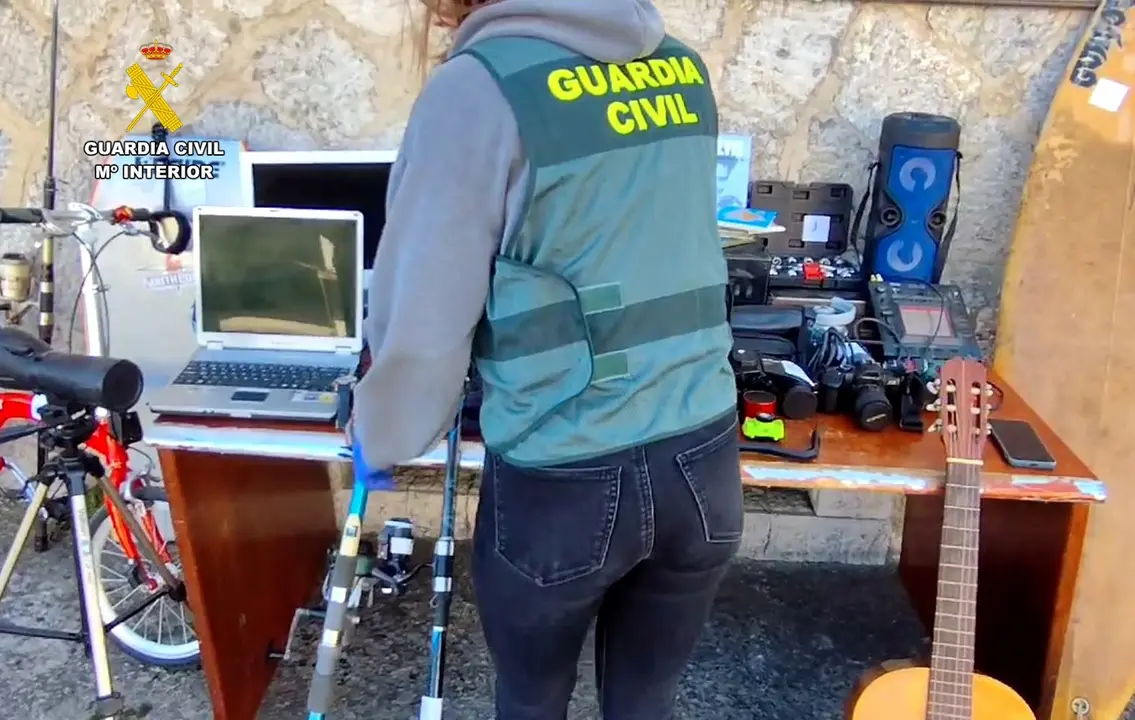 La Guardia Civil con el material incautado. / G.C.