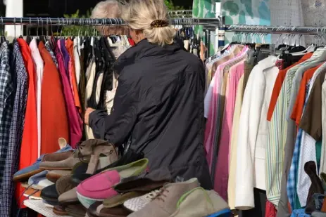Varias personas comprando en un mercadillo. / A.S.P.