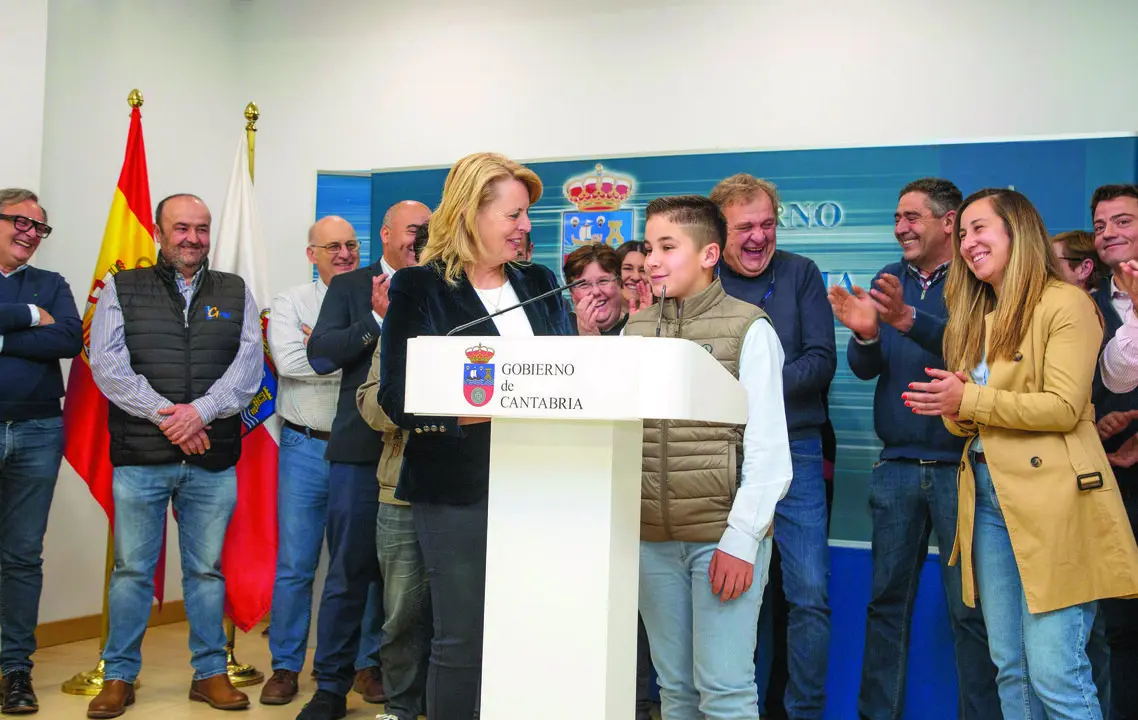 La consejera Mar&iacute;a Jes&uacute;s Susinos estuvo rodeada de ganaderos c&aacute;ntabros para explicar la hoja de ruta del Ejecutivo. / Alerta