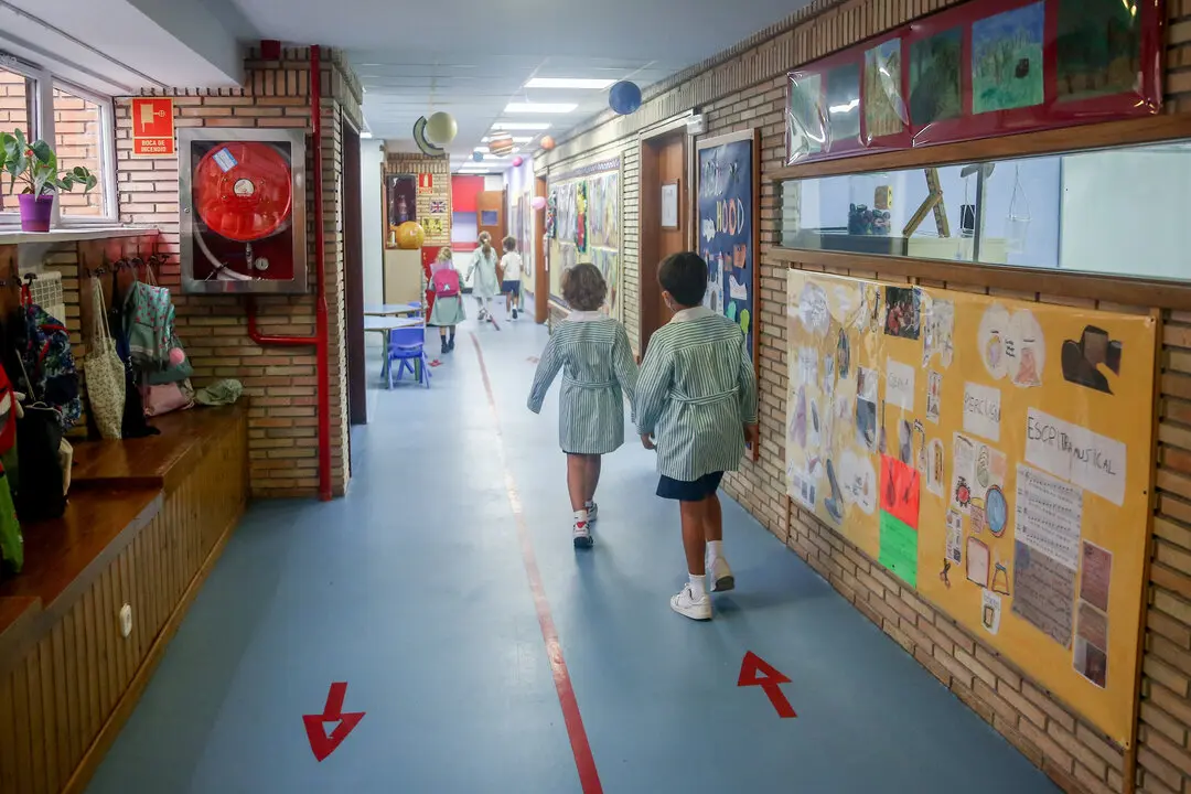 Varios ni&ntilde;os caminando por el pasillo de un colegio. / Alerta