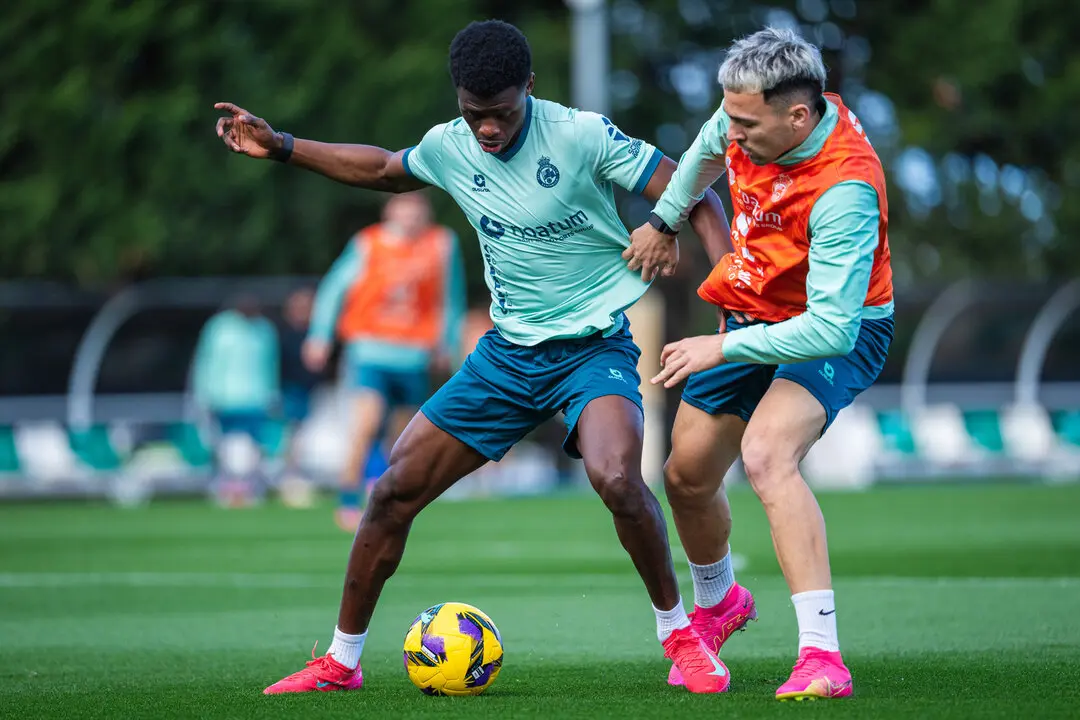 Arana y Suli durante el entrenamiento de ayer. / RRC