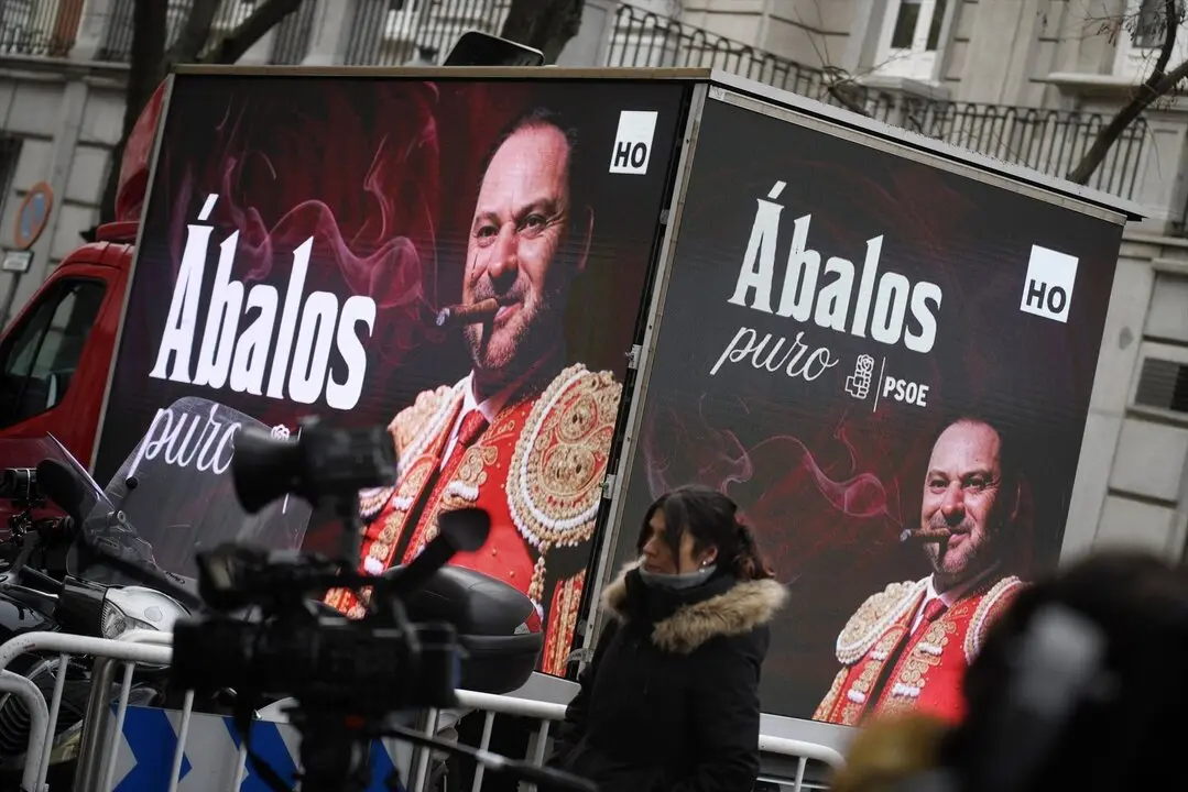 Un cami&oacute;n con publicidad sobre &Aacute;balos, pasa por el Tribunal Supremo mientras el exministro de Transportes declara. / Fernando S&aacute;nchez