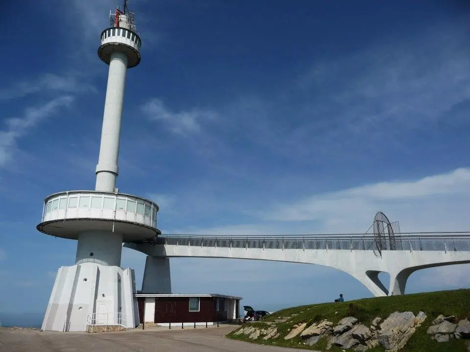 El Monumento al Indiano y a la Marina de Castilla, conocido abreviadamente como Monumento al Indiano y de forma popular como Pirul&iacute; de Pe&ntilde;a Cabarga. / FB