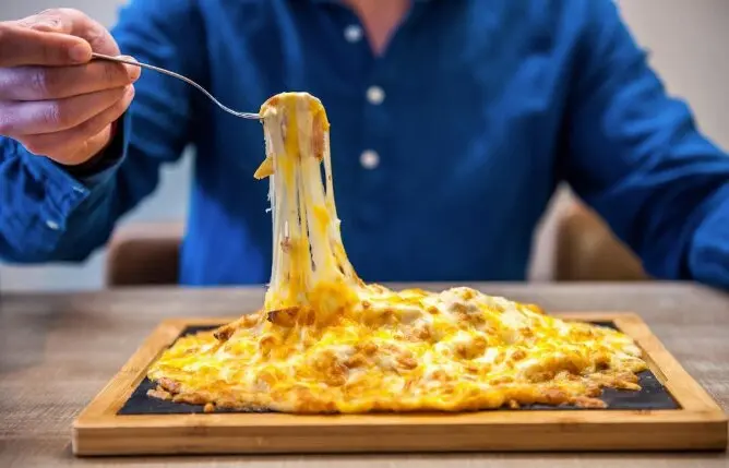 Patatas con cheddar y bacon, una de las especialidades. / RRSS