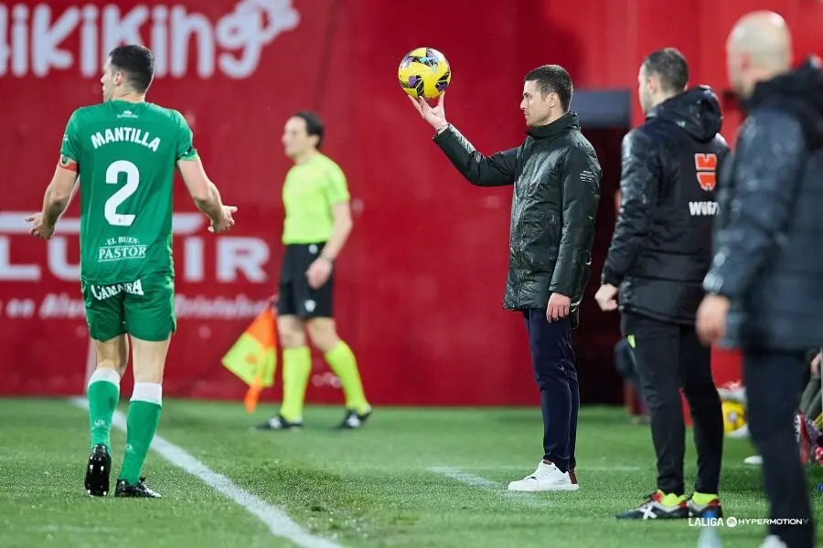 &Aacute;lvaro Mantilla, jugador del Racing de Santander, se dispone a recibir el bal&oacute;n de Alessio Lisci, entrenador del CD Mirand&eacute;s, durante el encuentro en Anduva correspondiente a la jornada 32 de LaLiga Hypermotion.