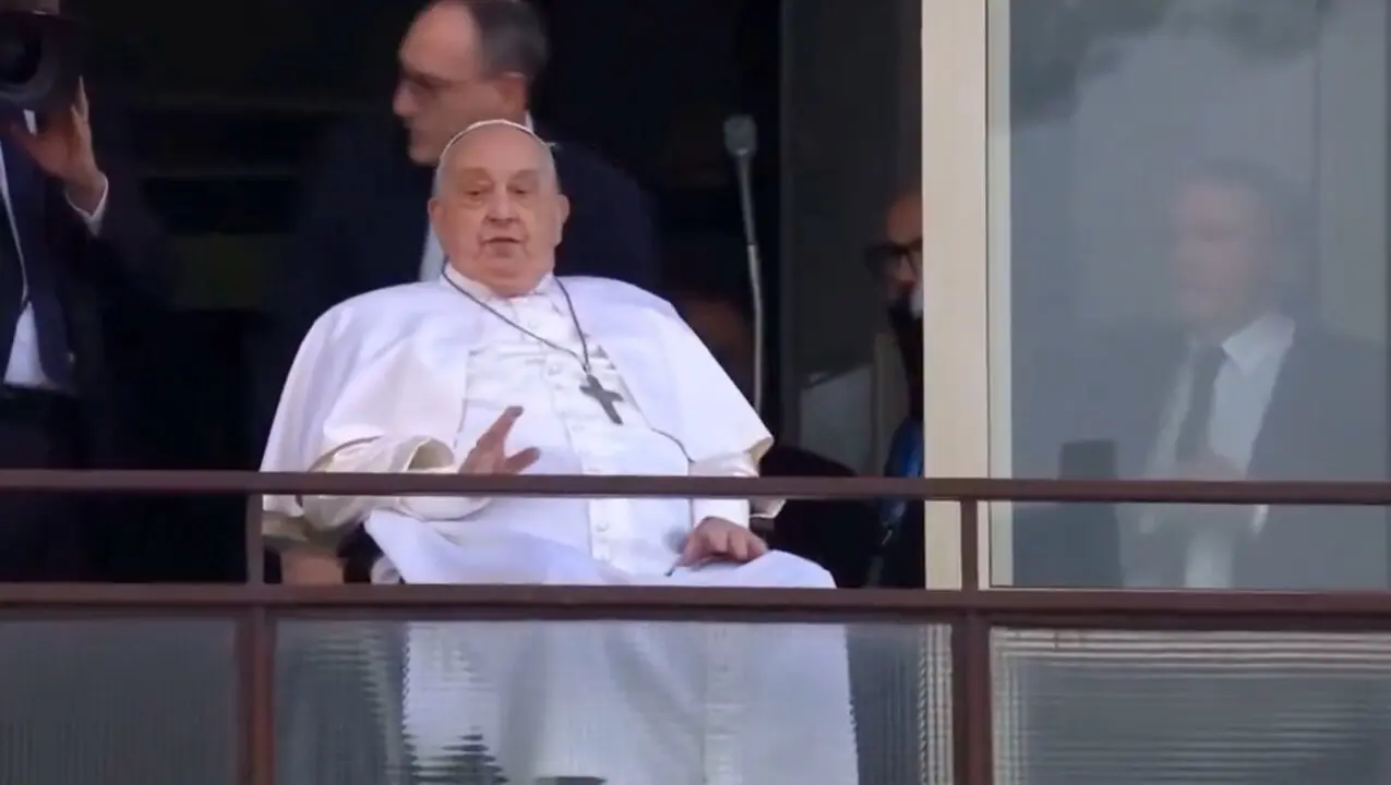El Papa Francisco reaparece tras 38 d&iacute;as hospitalizado. / X