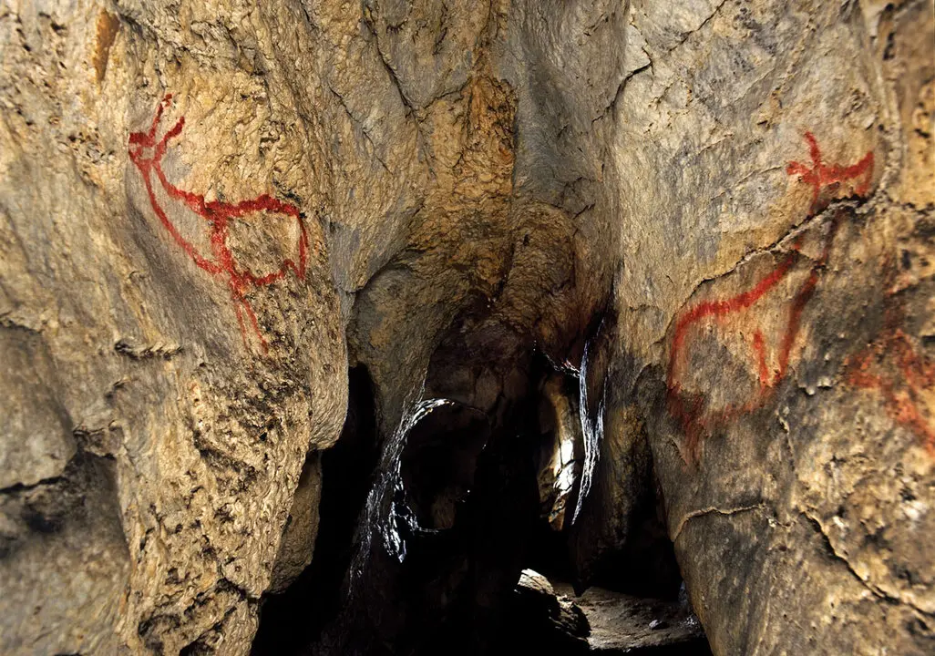 Interior de la cueva de Covalanas. / T.C.