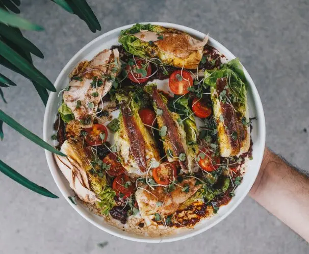 Ensalada de cogollos ali&ntilde;ados , uno de los platos del restaurante. / P.V.
