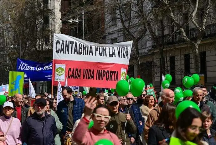 Participantes c&aacute;ntabros en la Marcha S&iacute; a la Vida 2025, celebrada en Madrid, portando una pancarta con el lema "Cantabria por la Vida. Cada vida importa", durante el recorrido desde la calle Serrano hasta Recoletos. / Foto: RICHARD ZUBELZU