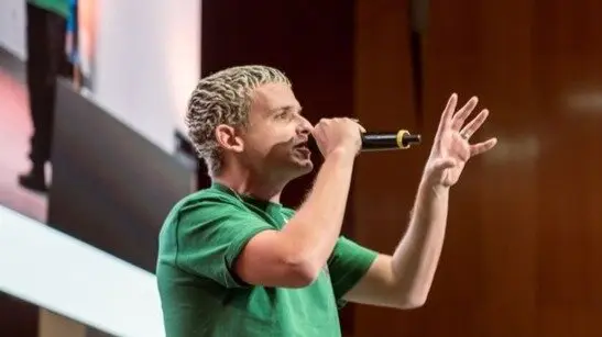 El cantante Arkano durante una presentaci&oacute;n. EP / Archivo