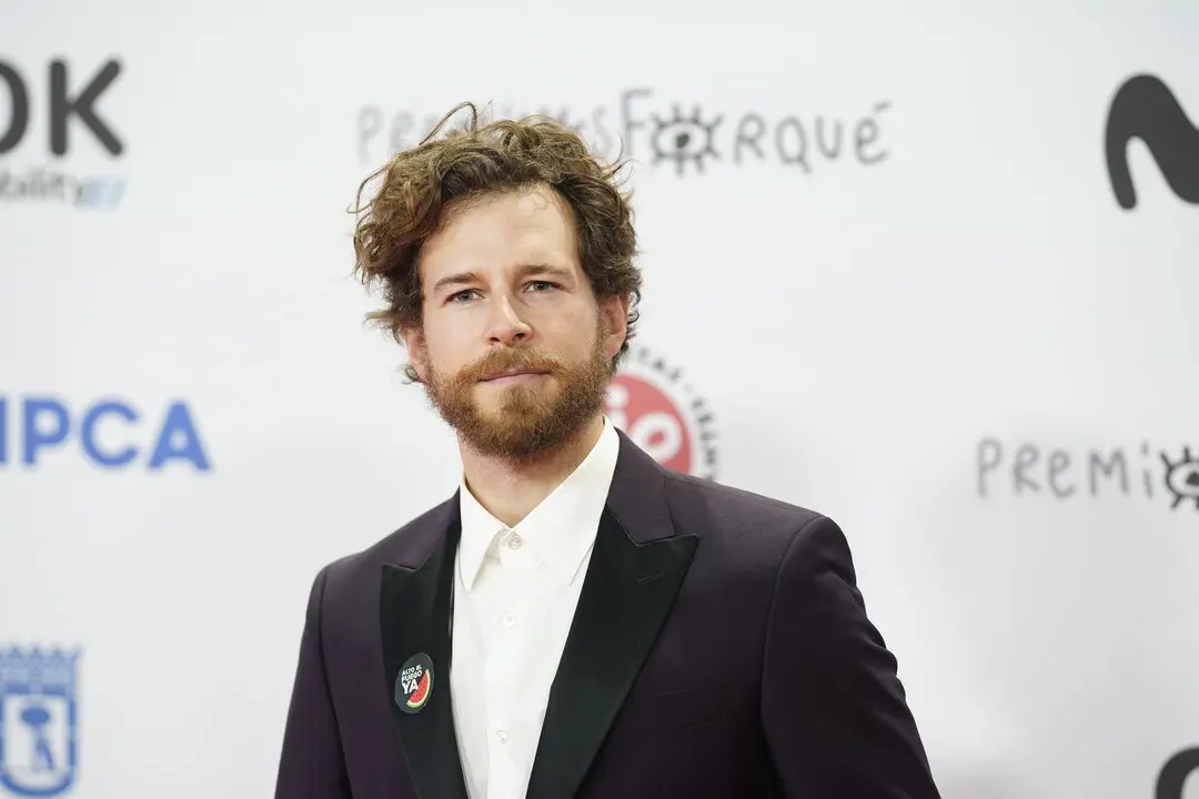 El actor &Aacute;lvaro Cervantes posa durante la alfombra roja de la 29 edici&oacute;n de los Premios Jos&eacute; Mar&iacute;a Forqu&eacute;. / EP