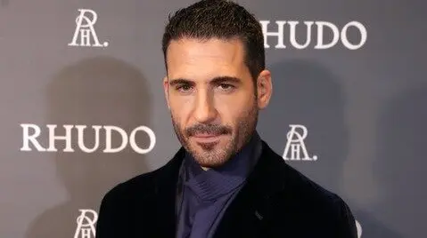 En el Festival de M&aacute;laga, Miguel &Aacute;ngel Silvestre presenta 'Weiss&Morales', una serie que aborda temas de cooperaci&oacute;n internacional y conflictos interpersonales, protagonizada junto a Katia Fellin. / EP
